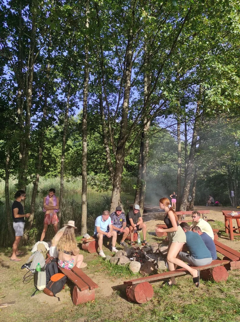 Grill und Lagerfeuer während der Firmen-Integration